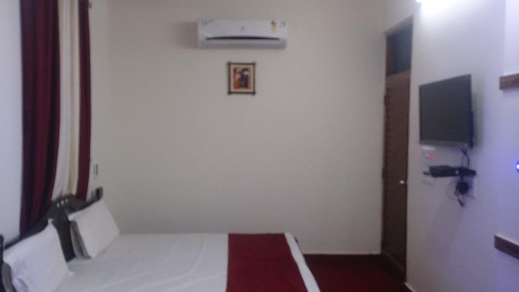The Castle Bed & Breakfast New Delhi Room photo